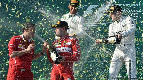 Тройка лучших пилотов по итогам гонки традиционно обливается шампанским. Фото AFP