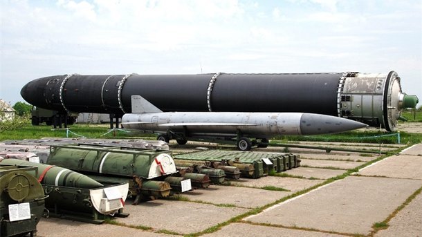 Ракета Р-36М (SS-18) (на заднем плане). Фото: из открытых источников