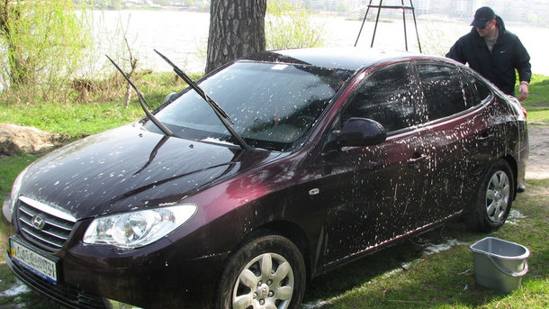 Многие водители предпочитают мыть авто самостоятельно. Фото: &quot;Сегодня&quot;