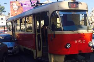 В Киеве остановились трамваи из-за очередного "героя парковки"