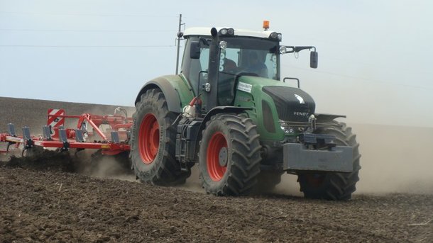 Мужчина на тракторе обрабатывал землю. Фото: ru.molbuk.ua 