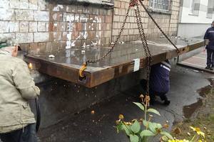 В Киеве коммунальщики снесли балкон, который мешал жителям