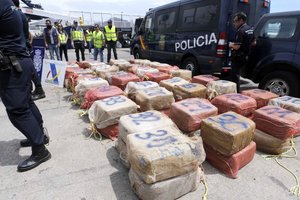 Испанская полиция задержала судно с рекордной партией кокаина