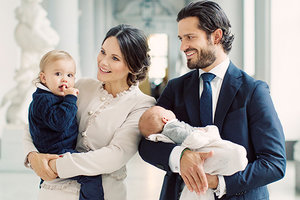 Принц и принцесса Швеции впервые снялись с двумя детьми