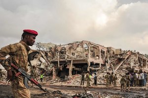 Число жертв взрыва в столице Сомали стремительно растет