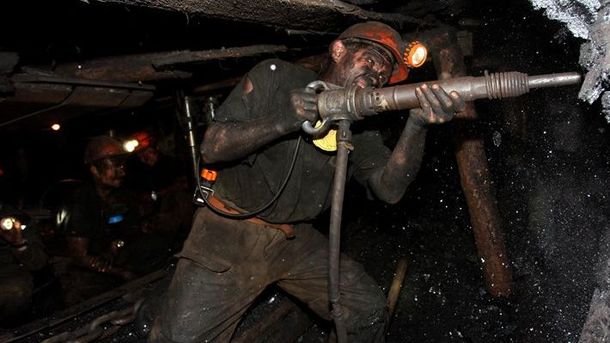Обвал породы привел к травмированию шахтеров. Фото: tianxia.link 