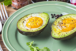 Диетический завтрак: яичница в авокадо
