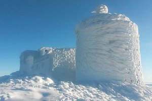 В Карпатах замело снегом украинскую обсерваторию: опубликовано фото