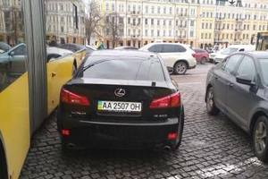 "Герой парковки" заблокировал движение в центре Киева