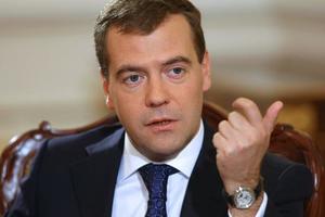 Медведев объяснил бедность россиян "недоразвитостью"