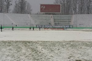 Матч "Карпаты" - "Олимпик" утонул в снегу: игру не смогут продолжить в воскресенье