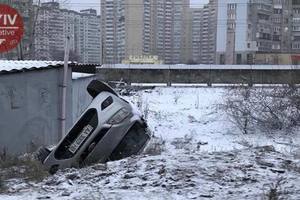 В Киеве возле Московского моста перевернулась иномарка