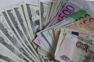 Курс евро в Украине упал ниже психологической черты, а доллар подрос