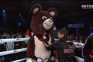 Новый хит от Беринчика: боксер вышел в ринг в костюме олимпийского мишки