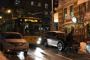 "Герои парковки" заблокировали троллейбусы в самом центре Киева
