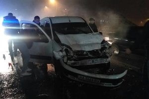 В Киеве произошло масштабное ДТП с участием фуры и двух авто
