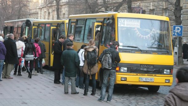 Во Львове из автобуса выпала женщина. Фото: gazeta.lviv.ua