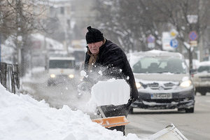 Непогода в Харькове: засыпало снегом, ожидается метель