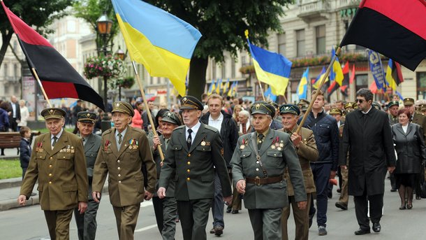 Флаги ОУН-УПА и национальные флаги на улицах Львова. Фото: AFP