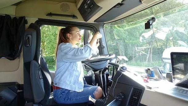 Как украинская девушка   из Николаевской области    работает водителем