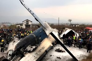 В результате падения самолета в Катманду погибли не менее 40 человек: фото и видео с места крушения