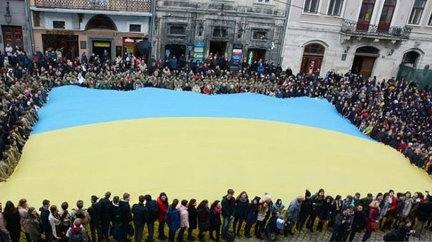На площади в центре Львова собрались сотни людей. Фото: пресс-служба ЛГС