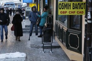 Курс доллара в Украине замер после обвала, а евро пошел в рост