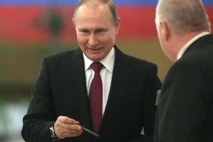 После голосования на выборах Путин ушел не с пустыми руками: видео курьеза с ручкой