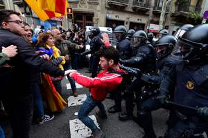 Массовые протесты в Каталонии: в столкновениях пострадало около ста человек