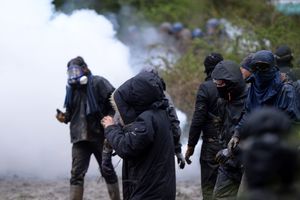 Полиция применила слезоточивый газ против протестующих во Франции