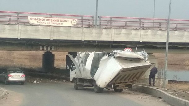 В Санкт-Петербурге «мост глупости» снес кузов очередному грузовику