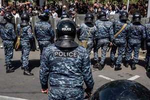 Оппозиция Армении пообещала вознаграждение полицейским, которые примкнут к демонстрантам