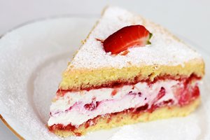 Рецепт ко Дню матери: торт "Виктория" с клубникой и сливками