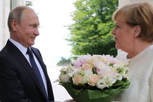 В Госдуме прокомментировали "оскорбительный" букет Путина для Меркель