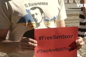 Художники, актеры и литераторы вышли во Львове на акцию в поддержку Сенцова