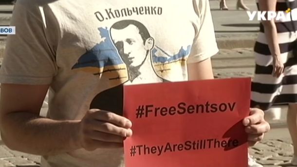 Художники, актеры и литераторы вышли во Львове на акцию в поддержку Сенцова