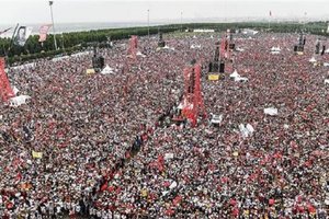 В Турции миллионы людей вышли на митинг в поддержку оппонента Эрдогана