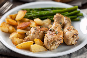 Рецепт дня: запеченные куриные ножки с картофелем и чесночным соусом