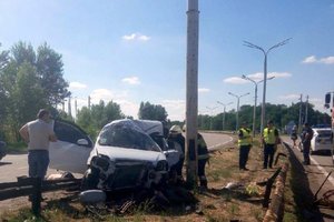 В Днепропетровской области авто въехало в железобетонную опору: трое погибших
