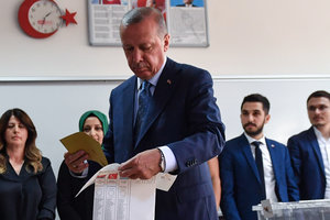 Один из избирателей в Турции отдал свой голос за Путина