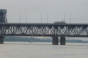 В Днепре закрыли на ремонт Амурский мост