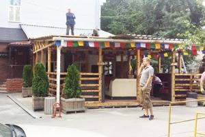 В центре Киева "разгромили" летнюю площадку кафе