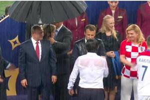 Во время награждения чемпионов мира по футболу пошел ливень, зонт достался только Путину