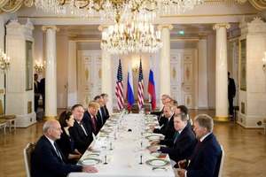 У спикера Путина на обеде с Трампом заметили георгиевскую ленточку