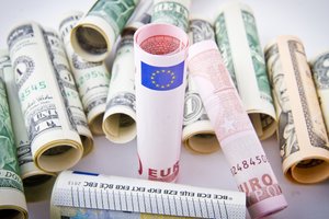 В Украине взлетает курс евро, а доллар замер после роста