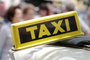 В Киеве таксист избил пассажирку - соцсети