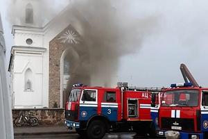 В Беларуси от удара молнии загорелся 150-летний костел