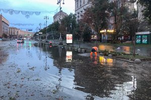 Потоп в Киеве: по Крещатику текли реки, торговый центр залило водой