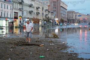 Ночной ураган в Киеве: появились впечатляющие фото последствий