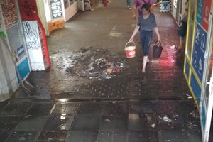 Последствия грозы в Киеве: переход возле метро "Контрактовая площадь" частично затопило